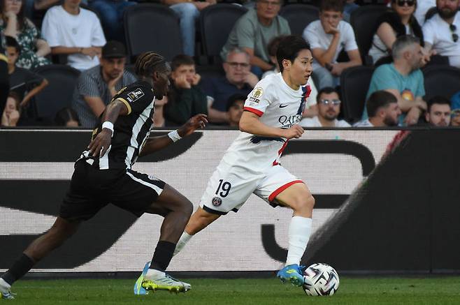 [앙제=AP/뉴시스] 파리 생제르맹(PSG)의 이강인(오른쪽)이 25일(현지 시간) 프랑스 앙제의 스타드 레이몽 코파에서 열린 2025-26 리그1 앙제와 경기 중 공을 몰고 있다. 이강인은 풀타임을 소화하며 1골(리그 3호) 1도움을 기록했고, PSG는 3-0으로 승리했다. 2026.04.26.