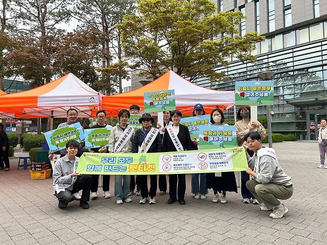 [용인=뉴시스] 용인시 수지구의 펫티켓 캠페인(사진=용인시 수지구 제공) *재판매 및 DB 금지