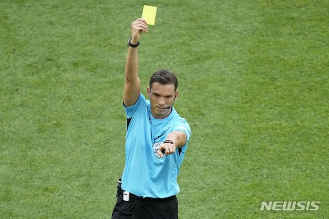 [슈투트가르트=AP/뉴시스] 지난 16일(현지시각) 독일 슈투트가르트에서 열린 '2024 유럽축구연맹(UEFA) 유로축구선수권대회(유로 2024)' 조별리그 C조 1차전 덴마크와 슬로베니아의 경기 도중 심판이 슬로베니아 벤치로 옐로카드를 선언하고 있다. 2024.06.17.