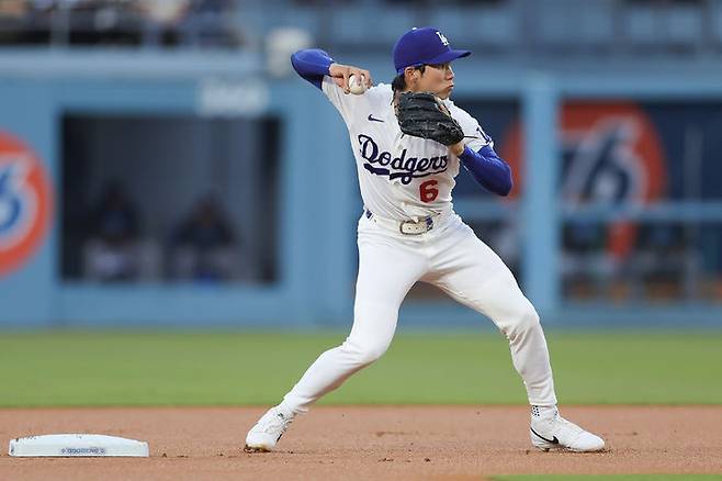 [로스앤젤레스=AP/뉴시스] LA 다저스 유격수 김혜성이 27일(현지 시간) 미 캘리포니아주 로스앤젤레스의 다저 스타디움에서 열린 2026 메이저리그 마이애미 말린스와 경기 1회 초 병살 수비를 하고 있다. 2026.04.28.