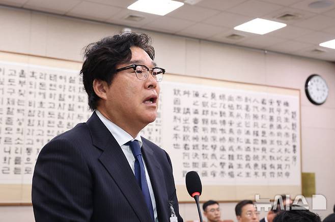 [서울=뉴시스] 김금보 기자 = 김성태 전 쌍방울 회장이 28일 오전 서울 여의도 국회에서 열린 윤석열정권정치검찰조작기소의혹사건진상규명국정조사특별위원회 전체회의에서 의원 질의에 답변하고 있다. 2026.04.28. kgb@newsis.com