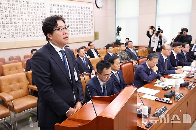 [서울=뉴시스] 김금보 기자 = 김성태 전 쌍방울 회장이 28일 오전 서울 여의도 국회에서 열린 윤석열정권정치검찰조작기소의혹사건진상규명국정조사특별위원회 전체회의에서 의원 질의에 답변하고 있다. 2026.04.28. kgb@newsis.com