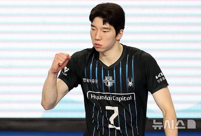 [천안=뉴시스] 이영환 기자 = 6일 오후 충남 천안시 서북구 유관순체육관에서 열린 2025-2026 V-리그 남자부 챔피언결정전 3차전 현대캐피탈과 대한항공의 경기, 현대캐피탈 허수봉이 득점 후 기뻐하고 있다. 2026.04.06. 20hwan@newsis.com