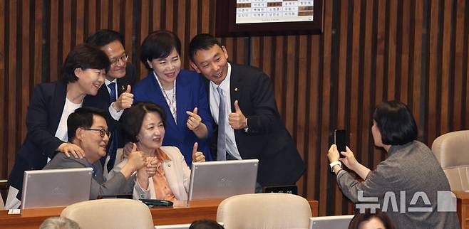 [서울=뉴시스] 김금보 기자 = 더불어민주당 경기도지사 후보인 추미애 의원이 28일 오후 서울 여의도 국회에서 열린 제434회국회(임시회) 제8차 본회의에서 출마를 위한 의원직 사퇴를 앞두고 의원들과 기념촬영을 하고 있다. 2026.04.28. kgb@newsis.com