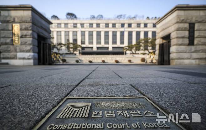 [서울=뉴시스] 정병혁 기자 = ﻿﻿녹십자가 '백신 입찰담합' 관련 공정거래위원회(공정위)의 과징금 처분을 확정한 대법원의 '심리불속행 기각' 판결에 불복해 제기한 재판소원이 본안 심리를 받게 됐다. 재판소원 도입 후 첫 본안 판단을 받는 사례다. 서울 종로구 헌법재판소. 2026.04.28. jhope@newsis.com