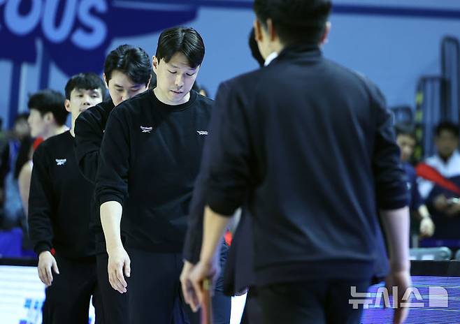 [서울=뉴시스] 최진석 기자 = 삼성 김효범 감독이 5일 서울 송파구 잠실실내체육관에서 열린 2025-2026 KBL 프로농구 창원 LG 세이커스와 서울 삼성 썬더스의 경기에서 79 대 107로 패한 뒤 고개를 숙이고 있다. 2026.02.05. myjs@newsis.com