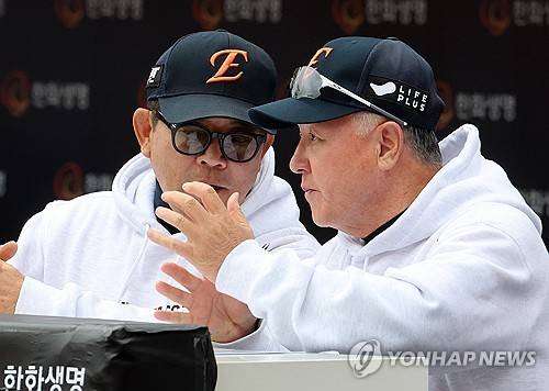 경기 준비하는 김경문ㆍ양상문 [연합뉴스 제공]
