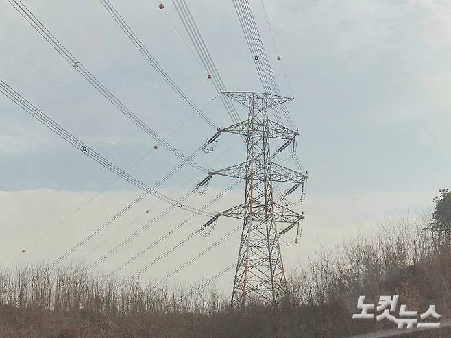 충남을 지나는 송전탑과 송전선로. 김정남 기자