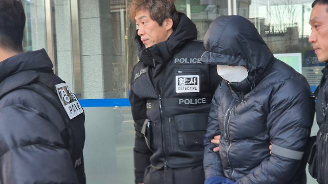 지난해 12월 5일 오춘천지법 속초지원에서 영장실질심사를 마친 양양군청 7급 공무원 A씨가 모자를 눌러쓰고 마스크를 쓴 채로 법정을 나오고 있는 모습. 연합뉴스