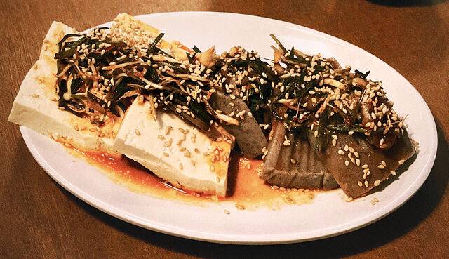 서울 서대문구 연희동 ‘또또’에서는 도토리묵, 손두부, 달래장을 안주로 낸다.