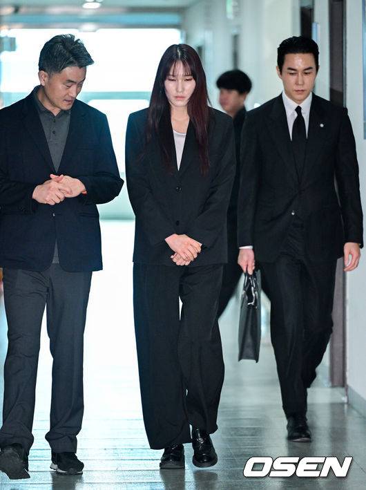 [OSEN=최규한 기자] 27일 오전 서울 상암동 한국배구연맹(KOVO) 사무실에서 안혜진과 관련한 상벌위원회가 열렸다.안혜진은 지난 16일 오전 음주운전을 하다 경찰에 적발된 것으로 알려졌다. 2025~2026시즌 팀의 우승을 이끌었고, FA 자격까지 얻었는데, 음주운전으로 인해 그가 어렵게 쌓은 성과를 한순간에 날리게 됐다.&nbsp;안혜진이 상벌위원회에 참석해 소명을 마친 뒤 취재진에게 입장을 밝히기 위해 발걸음을 옮기고 있다. 2026.04.27 / dreamer@osen.co.kr