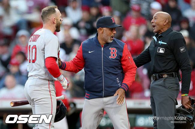[사진] 보스턴 알렉스 코라 감독(가운데)이 심판 판정에 어필하는 트레버 스토리를 말리고 있다. ⓒGettyimages(무단전재 및 재배포 금지)