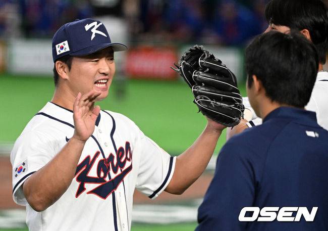 [OSEN=도쿄(일본), 손용호 기자] 8일 일본 도쿄돔에서 2026 월드베이스볼클래식(WBC) 1라운드 C조 조별리그 대한민국과 대만의 경기가&nbsp;열렸다. 9회초 수비를 마친 한국 고우석이 동료선수들과 하이파이브를 하고 있다. 2026.03.08&nbsp;/spjj@osen.co.kr