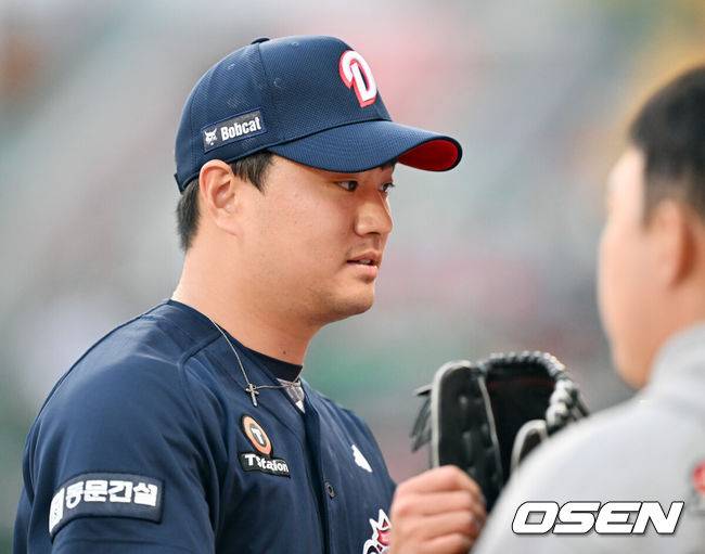 [OSEN=인천, 민경훈 기자] 15일 오후 인천 SSG랜더스필드에서 ‘2026 신한 SOL Bank KBO리그' SSG 랜더스와 두산 베어스의 경기가 진행됐다.이날 SSG는 최민준을, 두산은 이영하를 선발투수로 내세웠다.1회말을 마친 두산 선발 이영하가 아쉬워하며 덕아웃으로 향하고 있다. 2026.04.15 / rumi@osen.co.kr