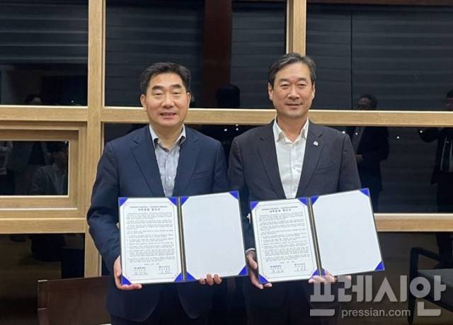 ▲(우측)송하철 국립목포대학교 총장과 이병운 국립순천대학교 총장이 대학 통합에 합의한 뒤 합의문을 들고 기념 촬영을 하고 있다. 2024. 11. 16 ⓒ국립목포대학교