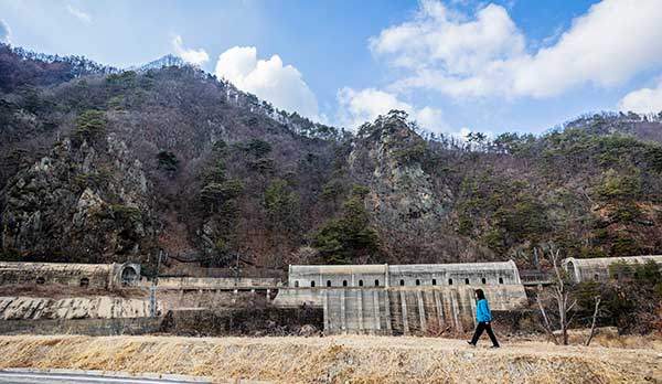50구간에선 기암절벽을 따라 휘감아 도는 영동선을 가장 잘 볼 수 있다.