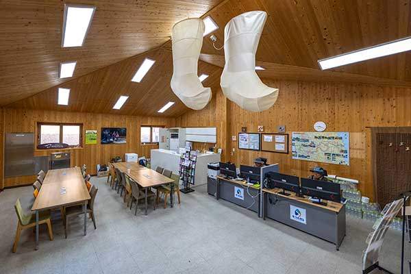 봉화객주안내소 내부. 사진 오른쪽에 두 숲길등산지도사가 동서트레일 안내를 담당한다.