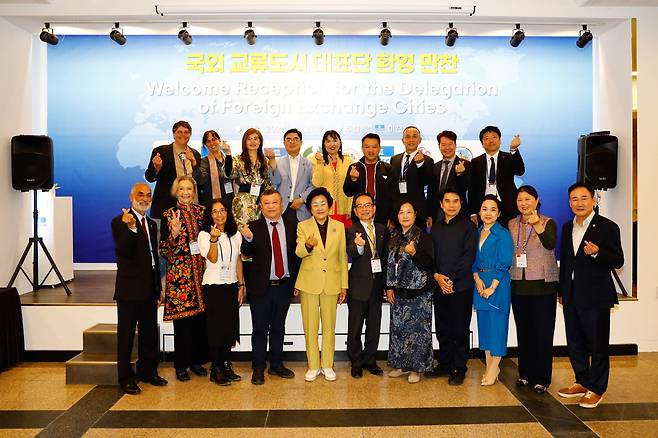 김경희 이천시장(앞줄 왼쪽 다섯 번째)이 이천도자기축제에 참석한 교류도시 대표들과 기념촬영을 하고 있다. 이천시 제공
