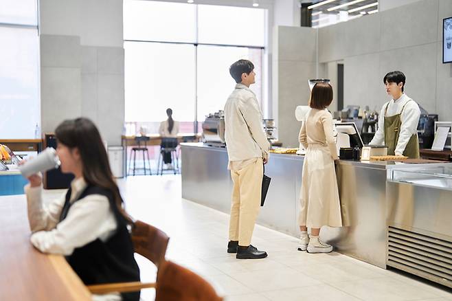 카페에서 커피를 주문하는 소비자들의 모습. 일상 속 선택 하나가 뇌 기능 변화와 이어질 수 있다는 점이 다시 주목받고 있다. 게티이미지