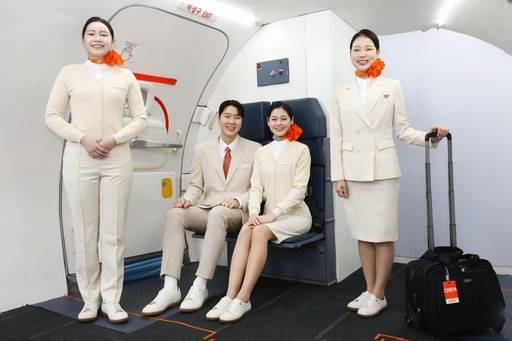 제주항공 객실승무원들이 올해 3월부터 허용된 스니커즈(운동화)를 신고 있다. 제주항공 제공