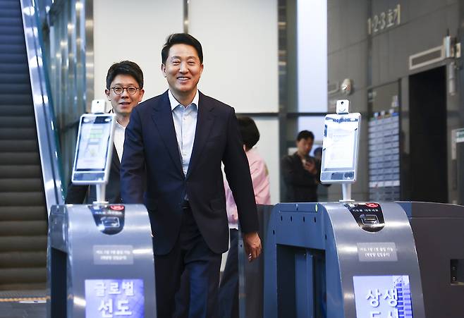 오세훈 국민의힘 서울시장 후보가 27일 서울시청에서 청사 밖으로 나서고 있다. 뉴시스