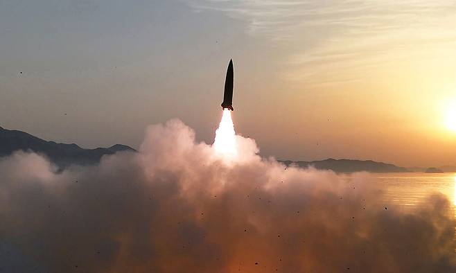 북한이 단거리 지대지 탄도미사일 집속탄두 위력을 평가하는 시험발사에 성공했다고 밝혔다. 조선중앙통신은 지난 20일 "미사일총국은 19일 개량된 지상 대 지상 전술탄도미사일 '화성포-11라'형 전투부(탄두) 위력 평가를 위한 시험발사를 진행하였다"고 보도했다. 조선중앙통신 ·연합뉴스