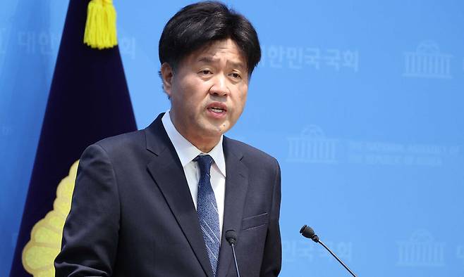 더불어민주당 전략공천 대상에서 제외된 김용 전 민주연구원 부원장이 28일 서울 여의도 국회 소통관에서 열린 기자회견에서 입장 발표를 하고 있다. 김 전 민주연구원 부원장은 "백의종군 하겠다"고 밝혔다. 뉴시스
