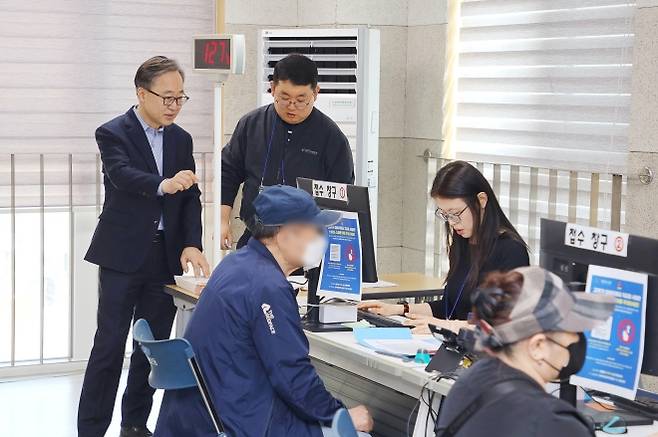 금천, 고유가 피해지원금 첫날 구청장·국장급 간부 현장 점검 - 유성훈(왼쪽) 서울 금천구청장이 고유가 피해지원금 신청이 시작된 지난 27일 독산 2동 주민센터 현장을 찾아 점검하고 있다.  금천구 제공