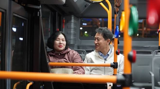 오세훈의 ‘새벽버스’ - 국민의힘 후보인 오세훈(오른쪽) 서울시장이 28일 새벽 시장 재임 중 도입한 ‘동행 자율주행버스’에 탑승해 출근길 시민과 대화를 나누는 모습. 오세훈 후보 선거캠프 제공