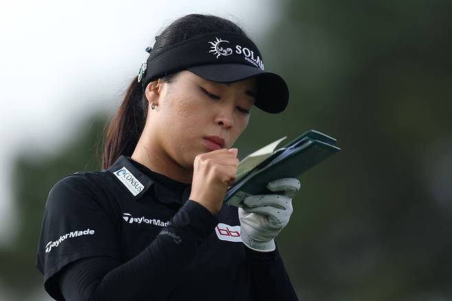 스코어카드를 기록하고 있는 윤이나. 사진 제공=AFP연합뉴스