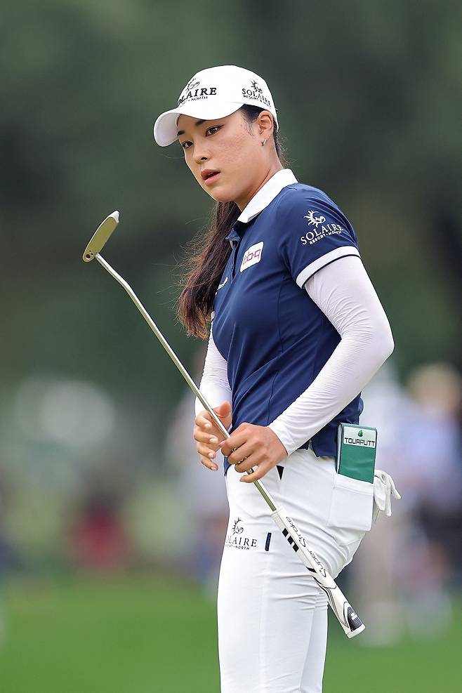 퍼팅 후 공을 확인하고 있는 윤이나. 사진 제공=AFP연합뉴스