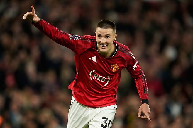 맨유 베냐민 세슈코가 28일 브렌트퍼드전에서 골을 넣은 뒤 세리머니하고 있다. AP연합뉴스