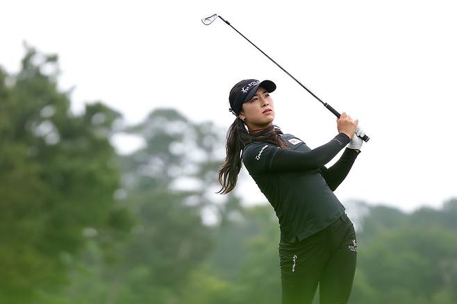 윤이나가 지난 26일 열린 LPGA 투어 셰브론 챔피언십 3라운드 도중 5번 홀에서 아이언 샷을 하고 있다. 게티이미지코리아