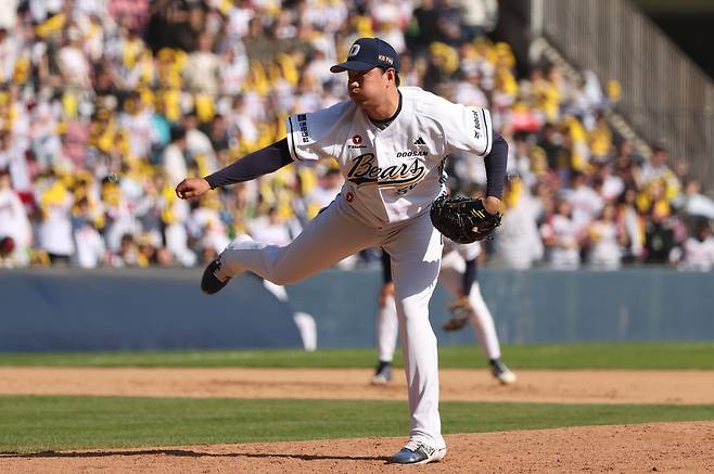 두산 이영하가 지난 26일 잠실 LG전에서 공을 던지고 있다.  두산 베어스 제공