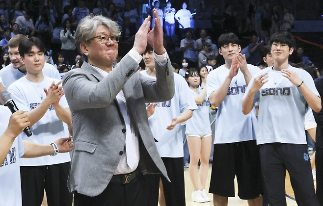 소노 손창환 감독이 27일 프로농구 챔프전 진출을 확정한 뒤 홈 팬 앞에서 박수를 치고 있다. KBL 제공
