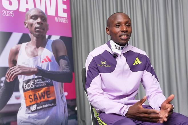 사바스티안 사웨가 27일 영국 런던에서 열린 런던 마라톤 우승 및 세계신기록 수립 이후 인터뷰하고 있다. AP연합뉴스