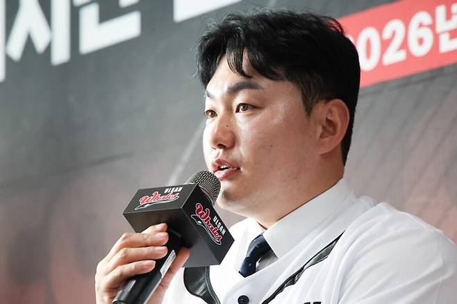 ▲ 울산 문수야구장에서 울산 웨일즈 입단식을 가진 최지만 ⓒ울산 웨일즈