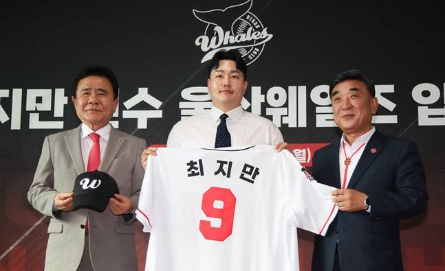 김철욱 울산체육회장(왼쪽), 최지만, 김두겸 시장. /사진=울산 웨일즈