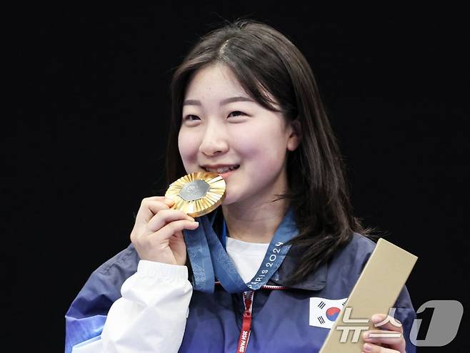 대한민국 사격 대표팀 반효진이 2024 파리올림픽 사격 공기소총 10m 여자 시상식에서 금메달을 깨물어보이고 있다. /사진=뉴스1