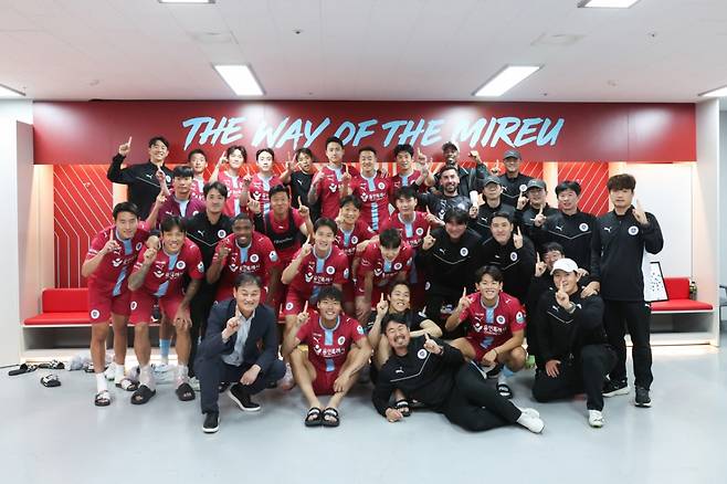 지난 26일 김해FC전 승리로 창단 첫 승을 거둔 뒤 기념 사진을 촬영하고 있는 용인FC 선수단. /사진=용인FC 제공