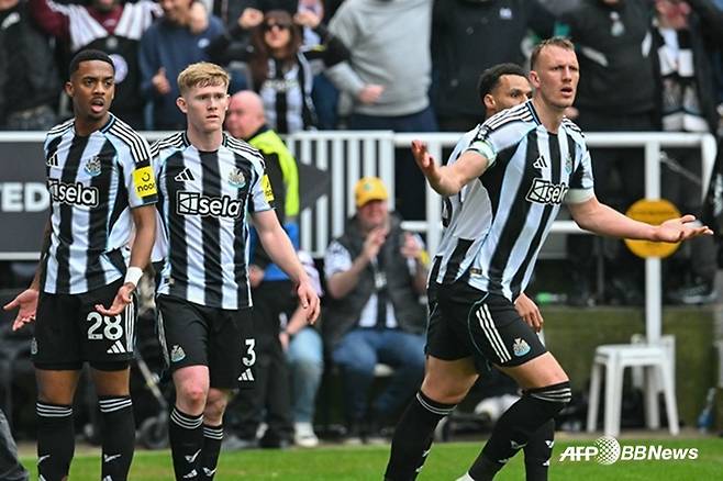 항의하는 뉴캐슬 선수들의 모습. /AFPBBNews=뉴스1