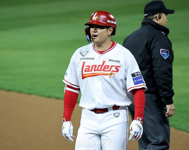 SSG 랜더스 김재환이 지난달 31일 인천 SSG랜더스필드에서 열린 키움 히어로즈전에서 4회말 내야땅볼로 물러나고 있다. /사진=강영조 선임기자