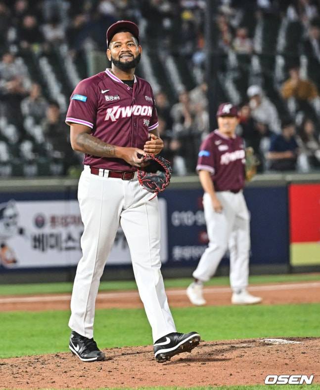 실점에 아쉬워하는 알칸타라.