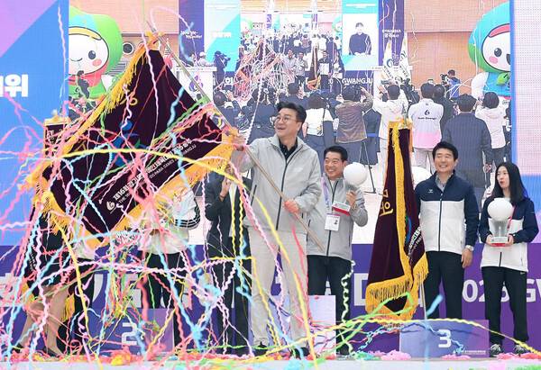 성남시, 경기도장애인체육대회 4연패 달성…사진은 폐막식에서 종합우승을 한 성남시가 우승기를 흔들는 모습.(사진제공=경기도장애인체육회)