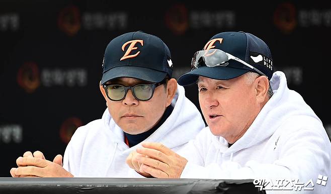 김경문 감독이 이끄는 한화는 28일 대전 한화생명 볼파크에서 SSG 랜더스와 정규시즌 3차전을 치른다. 한화는 10승14패(0.417)로 두산 베어스와 함께 공동 7위에 올라 있다. 9위 키움 히어로즈와의 격차가 0.5경기 차에 불과하다. 한화는 이날 경기 앞두고 양상문 투수코치가 건강상의 이유로 엔트리에서 말소됐다. 전날 공지 대로 투수 김서현이 2군에 내려갔으며 원종혁이 1군 엔트리에 합류했다. 엑스포츠뉴스DB