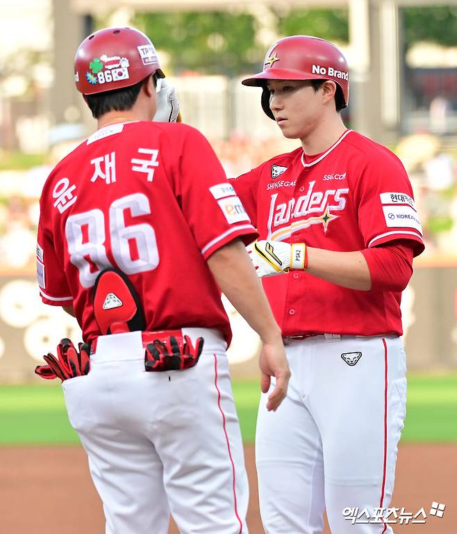 23일 오후 대전 한화생명 볼파크에서 열린 '2025 신한 SOL Bank KBO리그' SSG 랜더스와 한화 이글스의 경기, 1회초 SSG 박성한이 우전안타를 날리고 있다. 엑스포츠뉴스 DB