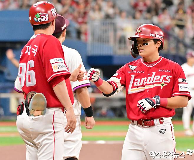19일 오후 서울 구로구 고척스카이돔에서 열린 '2025 신한 SOL Bank KBO리그' SSG 랜더스와 키움 히어로즈의 경기, 2회초 1사 1루 SSG 정준재가 중전안타를 날리고 있다. 엑스포츠뉴스 DB