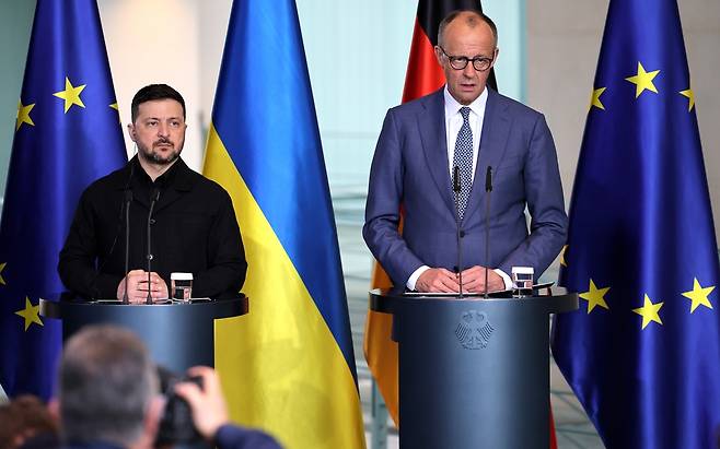 볼로디미르 젤렌스키 우크라이나 대통령과 메르츠 총리  [EPA 연합뉴스 자료사진. 재판매 및 DB 금지]