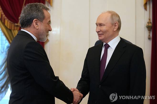 러시아 대통령 만난 이란 외무장관 (AP=연합뉴스) 27일(현지시간) 러시아 상트페테르부르크의 보리스옐친대통령도서관에서 블라디미르 푸틴 러시아 대통령이 아바스 아라그치 이란 외무장관을 맞이하고 있다. 2026.4.27 photo@yna.co.kr