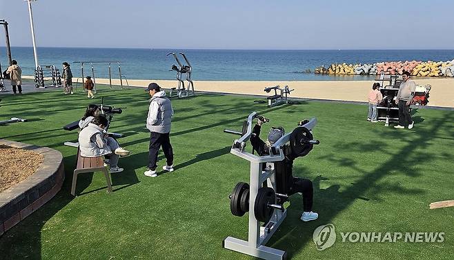 바다 보며 운동하기 좋은 봄날 [연합뉴스 자료사진]